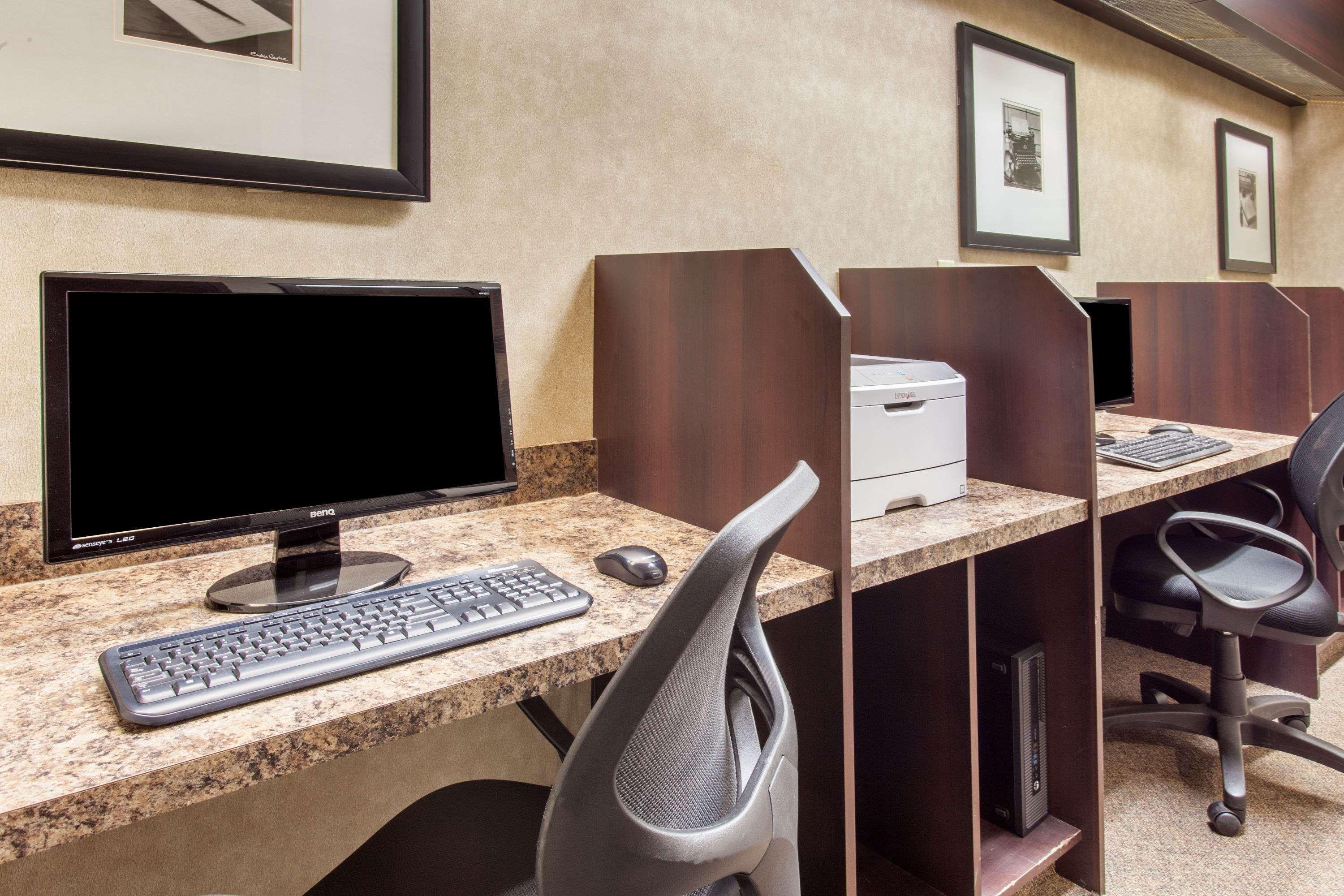 Ramada By Wyndham Camrose Otel Dış mekan fotoğraf