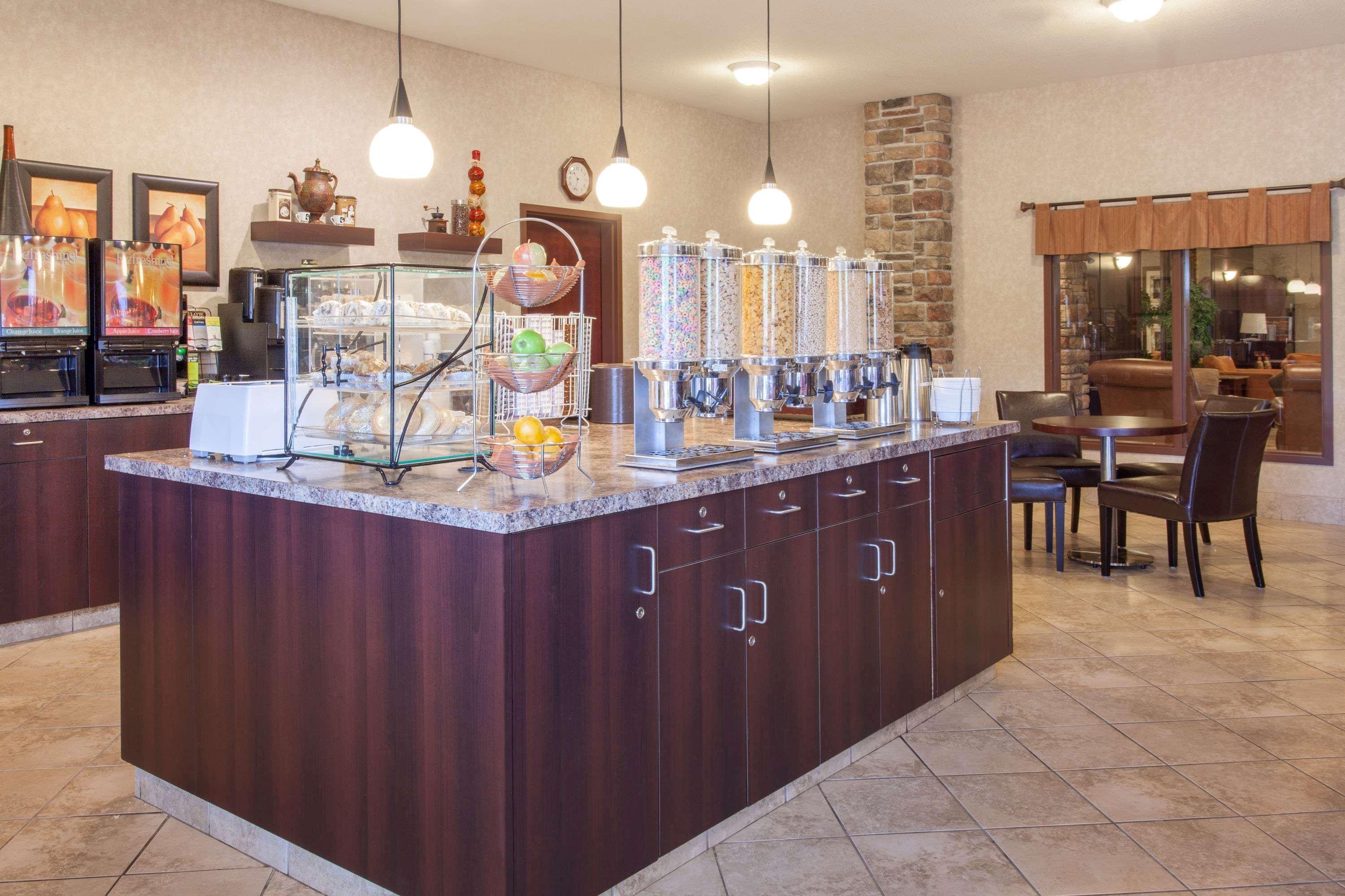 Ramada By Wyndham Camrose Otel Dış mekan fotoğraf