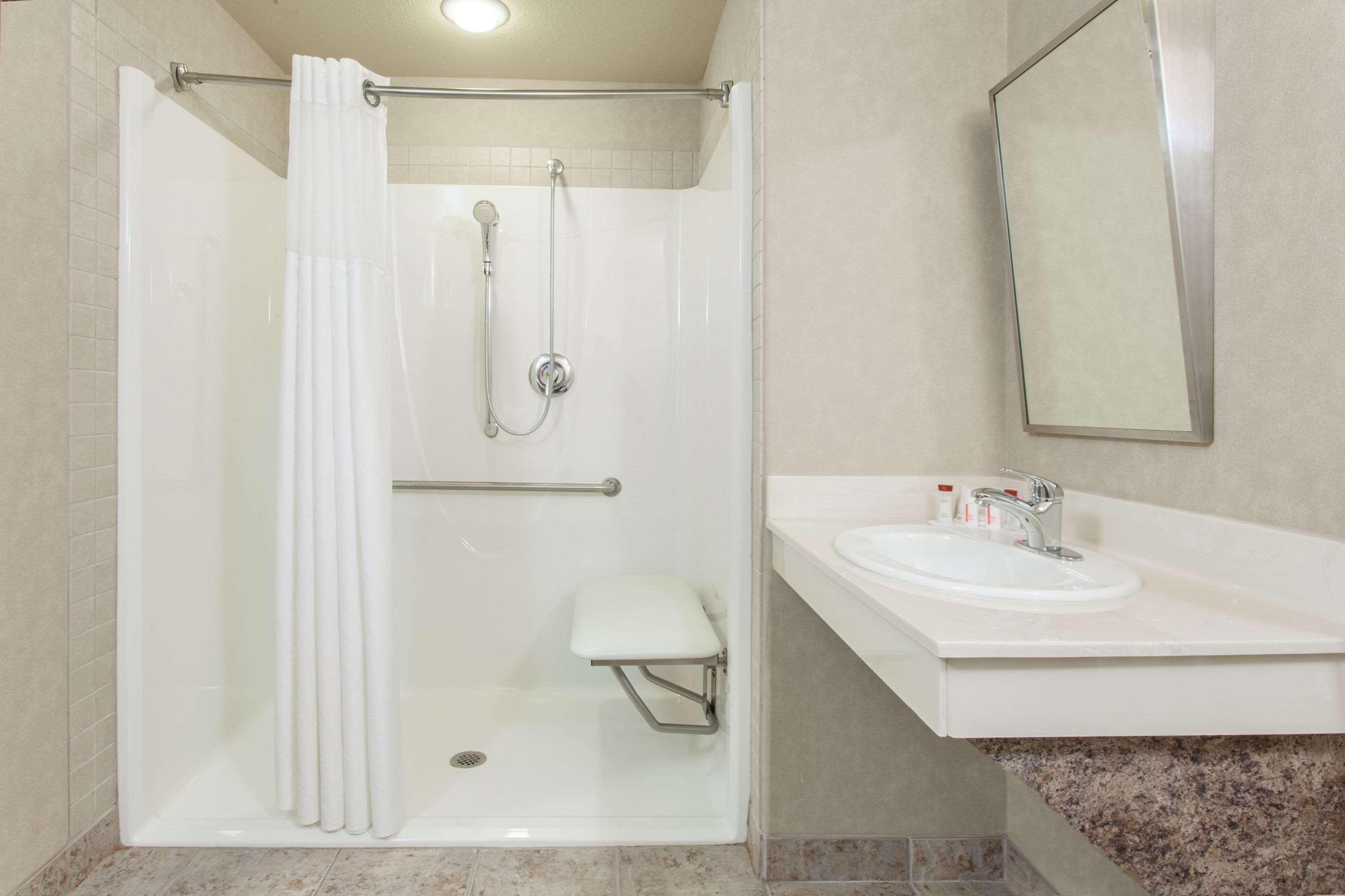 Ramada By Wyndham Camrose Otel Dış mekan fotoğraf