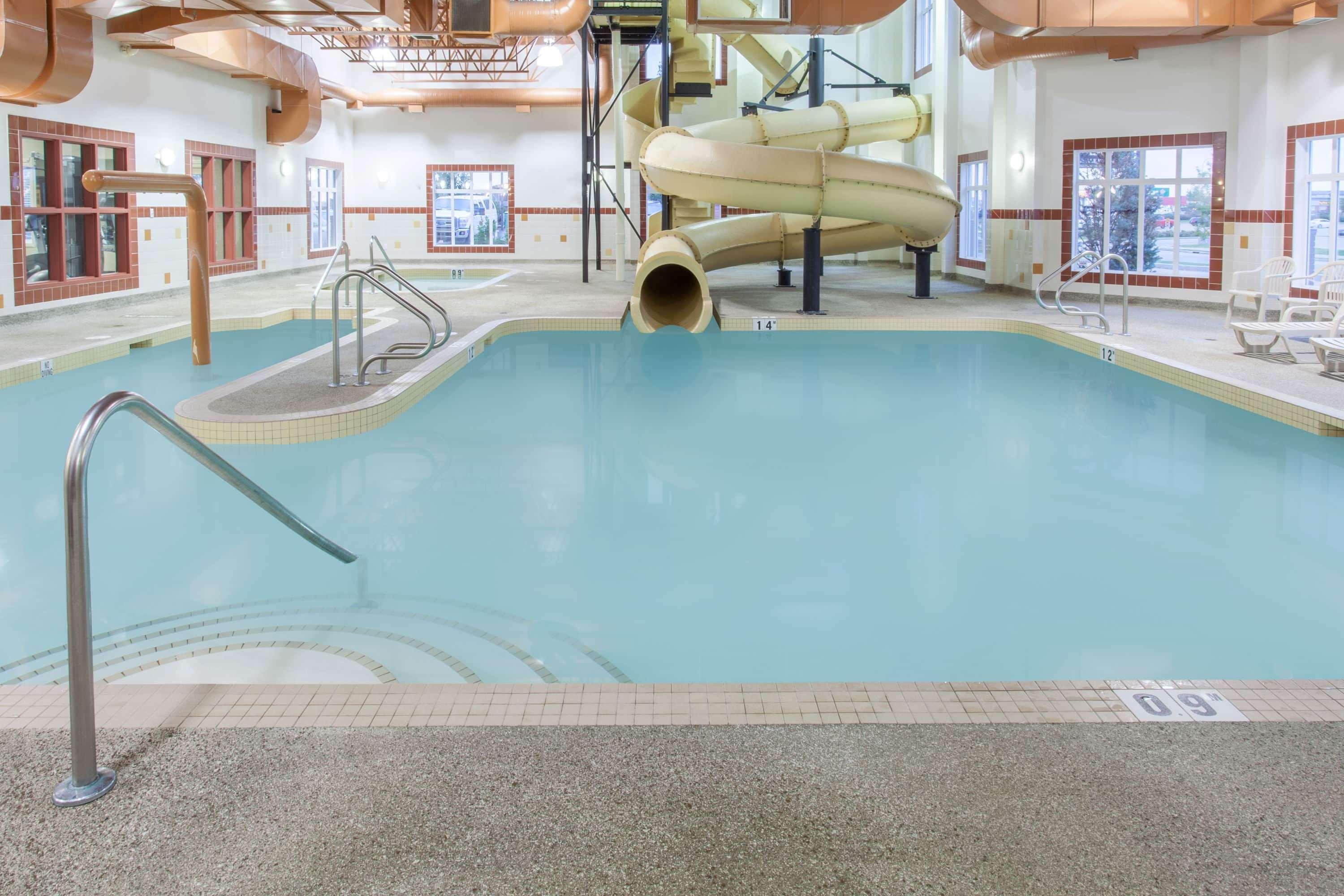 Ramada By Wyndham Camrose Otel Dış mekan fotoğraf
