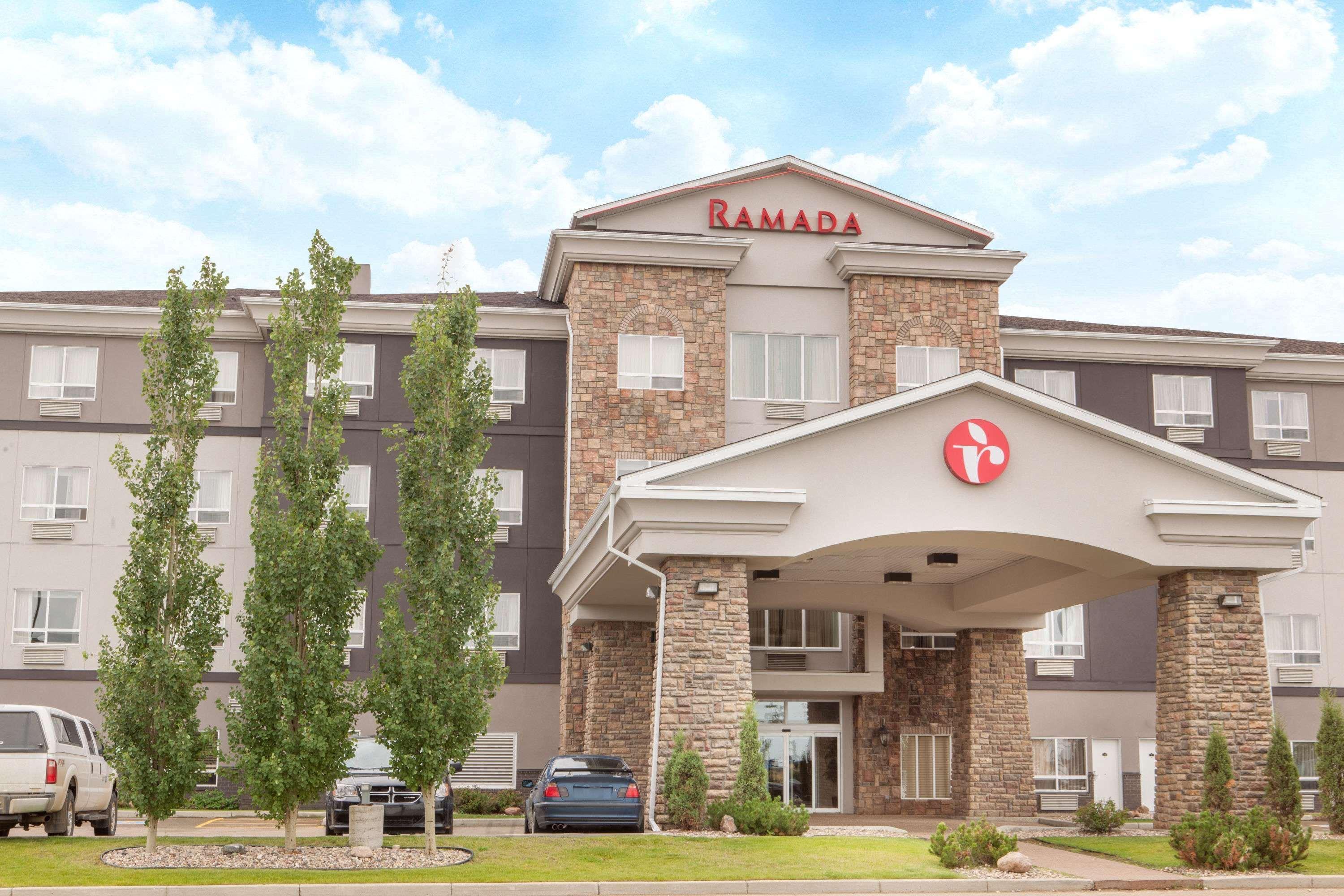 Ramada By Wyndham Camrose Otel Dış mekan fotoğraf