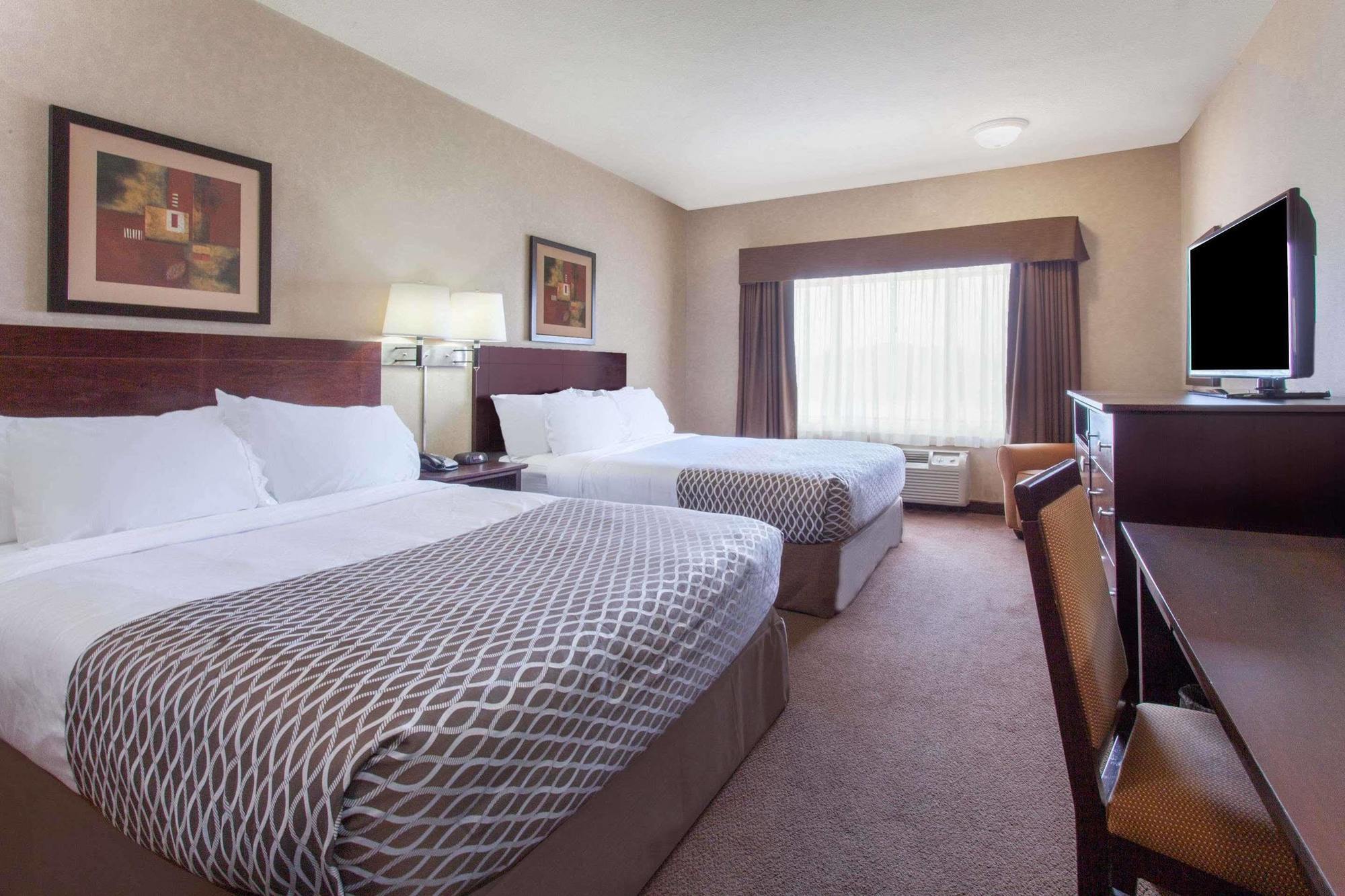 Ramada By Wyndham Camrose Otel Dış mekan fotoğraf