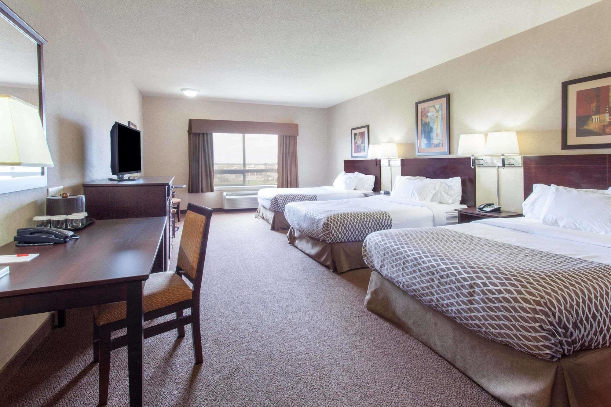 Ramada By Wyndham Camrose Otel Dış mekan fotoğraf
