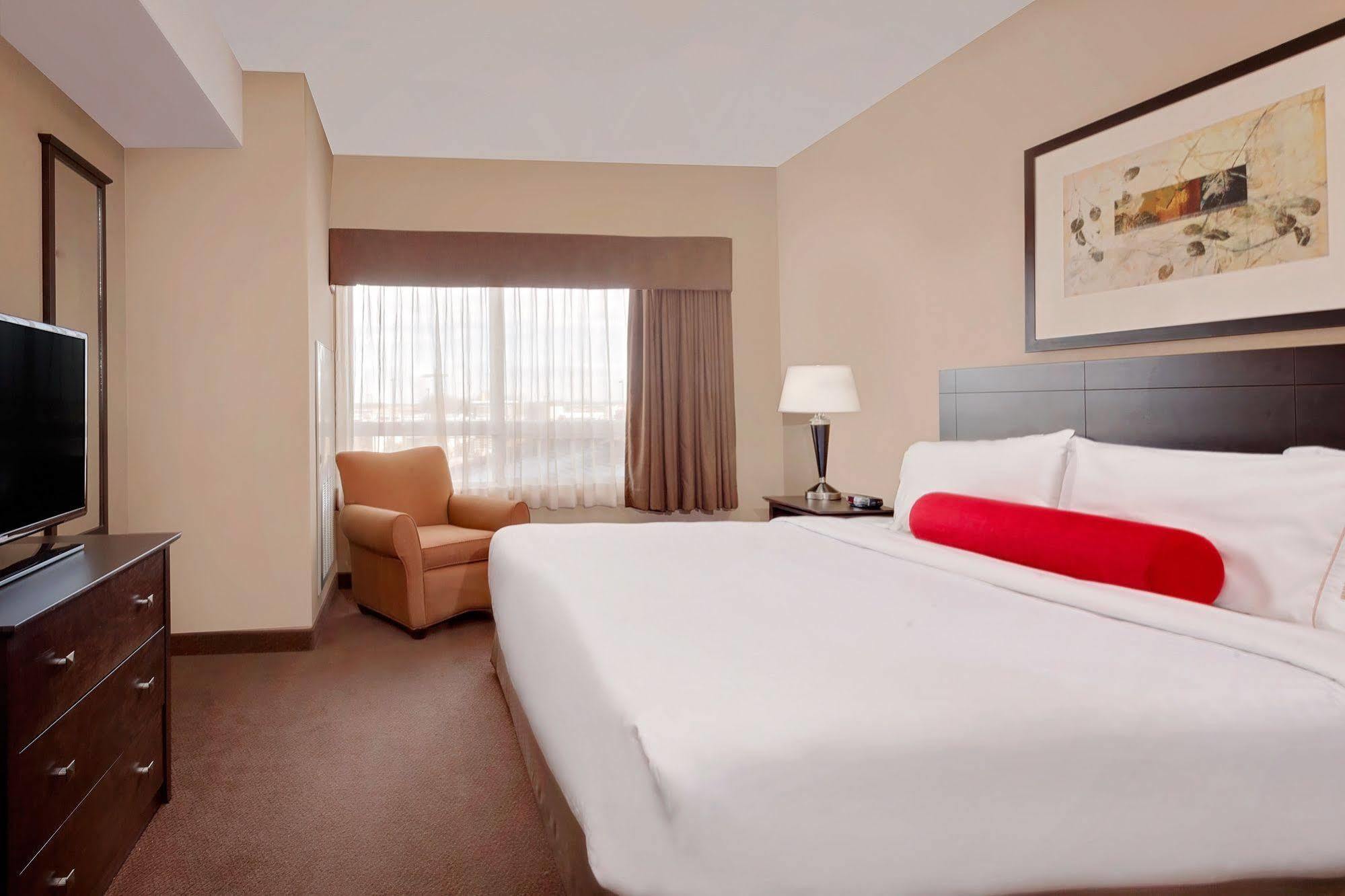Ramada By Wyndham Camrose Otel Dış mekan fotoğraf