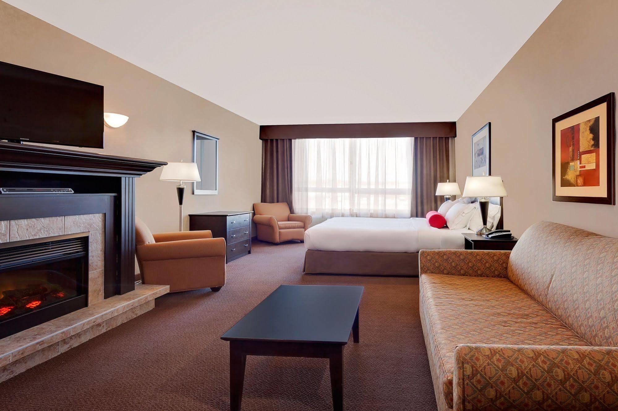 Ramada By Wyndham Camrose Otel Dış mekan fotoğraf