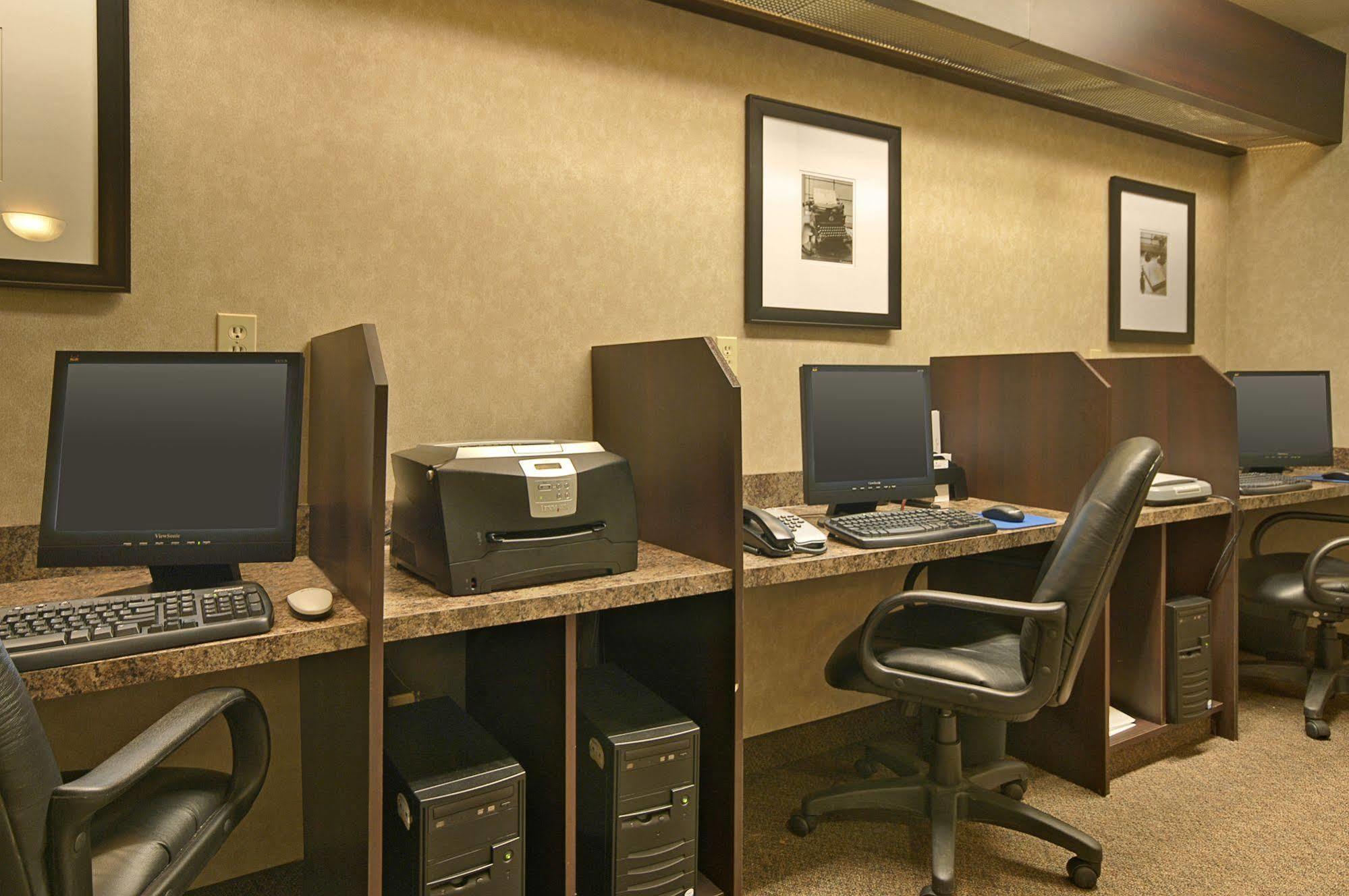 Ramada By Wyndham Camrose Otel Dış mekan fotoğraf